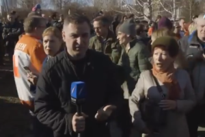 Отобрали микрофон и дали в челюсть: В России на протестной акции унизили "православного" журналиста