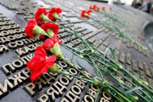 Зеленский в День скорби и почтения памяти жертв войны: Должны делать все, чтобы война не стала привычным явлением