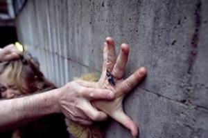 В Умани средь бела дня изнасиловали девочку-подростка