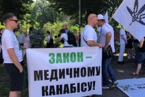 В Киеве проходит митинг в поддержку легализации марихуаны в медицинских целях