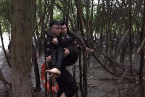 В Черновцах патрульные спасли девушку, которая сорвалась с моста в реку Днестр