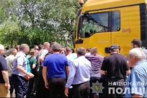На Одесчине группа лиц на грузовиках самовольно вывозила зерно с элеватора: вмешалась полиция