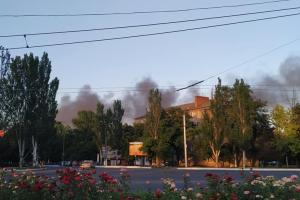 В Бахмуте горит бывшее здание ДК: кадры