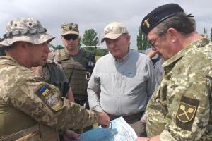 Кучма проверил разведение сил в Станице Луганской