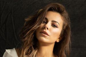 "Каждый раз еще вульгарней": Ани Лорак возмутила фанатов откровенным снимком