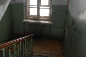 В Запорожье ранее судимый мужчина в подъезде многоэтажки изнасиловал 12-летнюю девочку