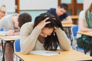 Более 50 тысяч абитуриентов не поступят в ВУЗы из-за "провала" ВНО