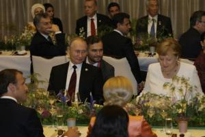 Путин пришел ужинать на саммите G20 со своим термосом