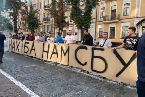 Под зданием СБУ прошла акция протеста против владельца телеканала "112" Медвечука