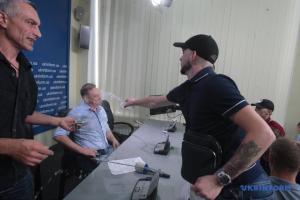 "Ганьба!", вода и яйца: В сети появилось видео срыва пресс-конференции кандидата в нардепы
