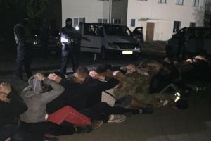 На Харьковщине полиция пресекла попытку рейдерского захвата предприятия: полсотни человек задержаны