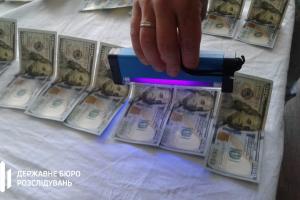 На Черкасчине поймали с поличным на взятке в 2000 долларов старшего опера