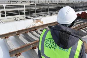 На Керченском мосту завершили укладку рельсов
