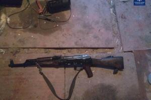 АК-47 и револьвер: Житель Лисичанска хранил дома арсенал и поднимал руку на жену