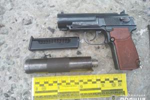 На Лисичанском вокзале у пассажира выявили пистолет с глушителем