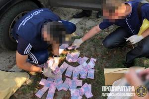 10 тысяч гривен за документ об образовании: На Луганщине поймали на взятке директора лицея