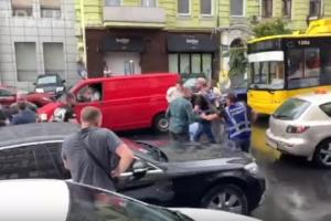 Стало известно, кто и зачем напал на машину Порошенко