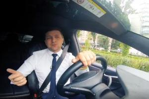 Зеленский дал наставления украинцам перед выборами за рулем Tesla