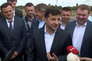 Президент - это не бюст и не портрет: Зеленский отказался принять в подарок свой бюст