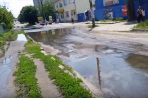 В водоканале не берут трубку: Жители Лисичанска возмущены "денежными потопами" по городским улицам