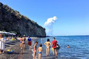 В Италии неожиданно проснулся вулкан: туристы-очевидцы от испуга прыгали в море