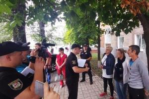 Пошли в ход газовые баллончики: Ситуация под ОИК №106 в Северодонецке накаляется