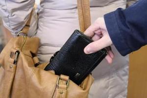 По горячим следам: В Рубежном поймали вора, вытянувшего кошелек