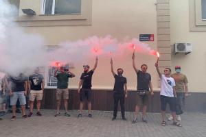 "Убийцы будут наказаны": В годовщину покушения на Гандзюк в Херсоне устроили "дымовые" акции