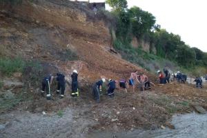 В Одессе на берегу произошел оползень: спасатели ищут людей под завалом