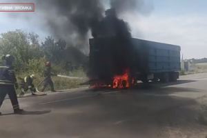 В Луганской области на трассе загорелся грузовик