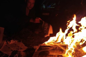 "Наконец свободна": Савченко сожгла свои агитки после поражения на выборах
