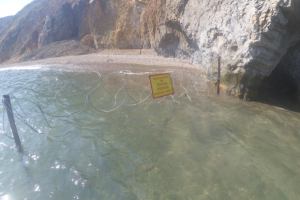 В Крыму колючую проволоку натянули прямо в море: фотофакт