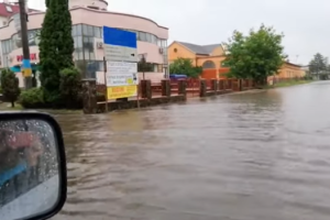 Улицы превратились в реки: Черновцы ушли под воду после ливня