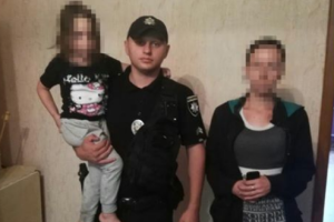 Заблудилась в городе: В Северодонецке патрульные вернули 4-летнюю девочку родителям