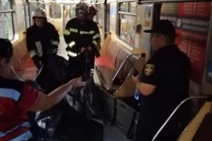 ЧП в киевском метро: спасатели достали из-под поезда бездыханное тело женщины