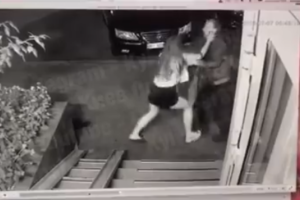 В Киеве девушка дала отпор напавшему неадеквату: инцидент попал на видео