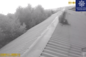 В Рубежном мужчина намеревался прыгнуть с крыши многоэтажки: видео от патрульных