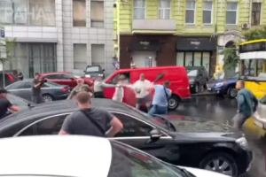 Автомобиль Порошенко на выходе из ГБР атаковали "титушки"