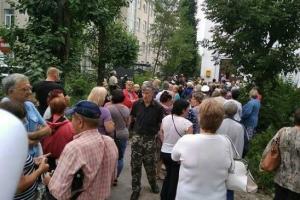 Под ОИК №106 в Северодонецке собирается митинг несогласных избирателей