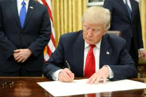 Дело Скрипалей: Трамп подписал второй пакет санкций против России