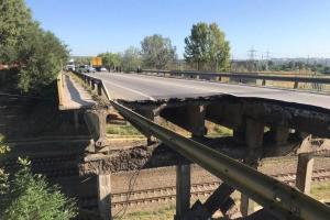 Отчаянные харьковские водители продолжают ездить по обвалившемуся мосту
