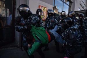 Московские силовики задержали более 70 человек, гуляющих на улице после митинга