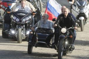 Пока столичные силовики "вяжут" активистов, Путин катается на "Урале" в аннексированном Крыму