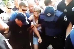 Видеофакт: В Николаеве правоохранитель наступил на лицо подозреваемому