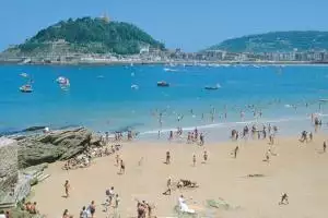 В Барселоне эвакуировали один самых популярных пляжей из-за бомбы в море