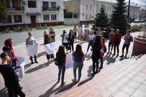 Молодежь Лисичанска провела акцию протеста под мэрией