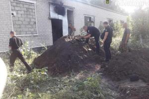 На Луганщине около бывшей школы откопали схрон оружия и боеприпасов