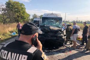 На Днепропетровщине маршрутка попала в жесткое ДТП на трассе, много пострадавших