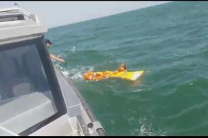 Под Геническом девушку унесло на надувном матрасе в море: полиция показала видео спасения