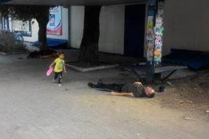 Постоянное лежбище бомжей в центре Лисичанска: Власть и правоохранители бессильны